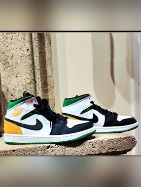 NWOB Nike AirJordan 1 Mid SE 'Oakland' Size 7.5(Men's) (8.5 Womens)